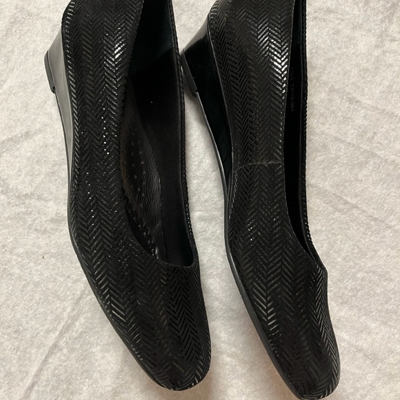 Black dress shoe with wedge heel. - Picture 2 of 8
